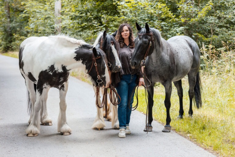 Die Tierbestatterin Ellen Weinmann (Schönhalde Tierbestattungen Pauluskirche) mit Tieren in der Nähe von {{city}} im Kreis {{district}} - Die schönste Art der Tierbestattung in {{state}}