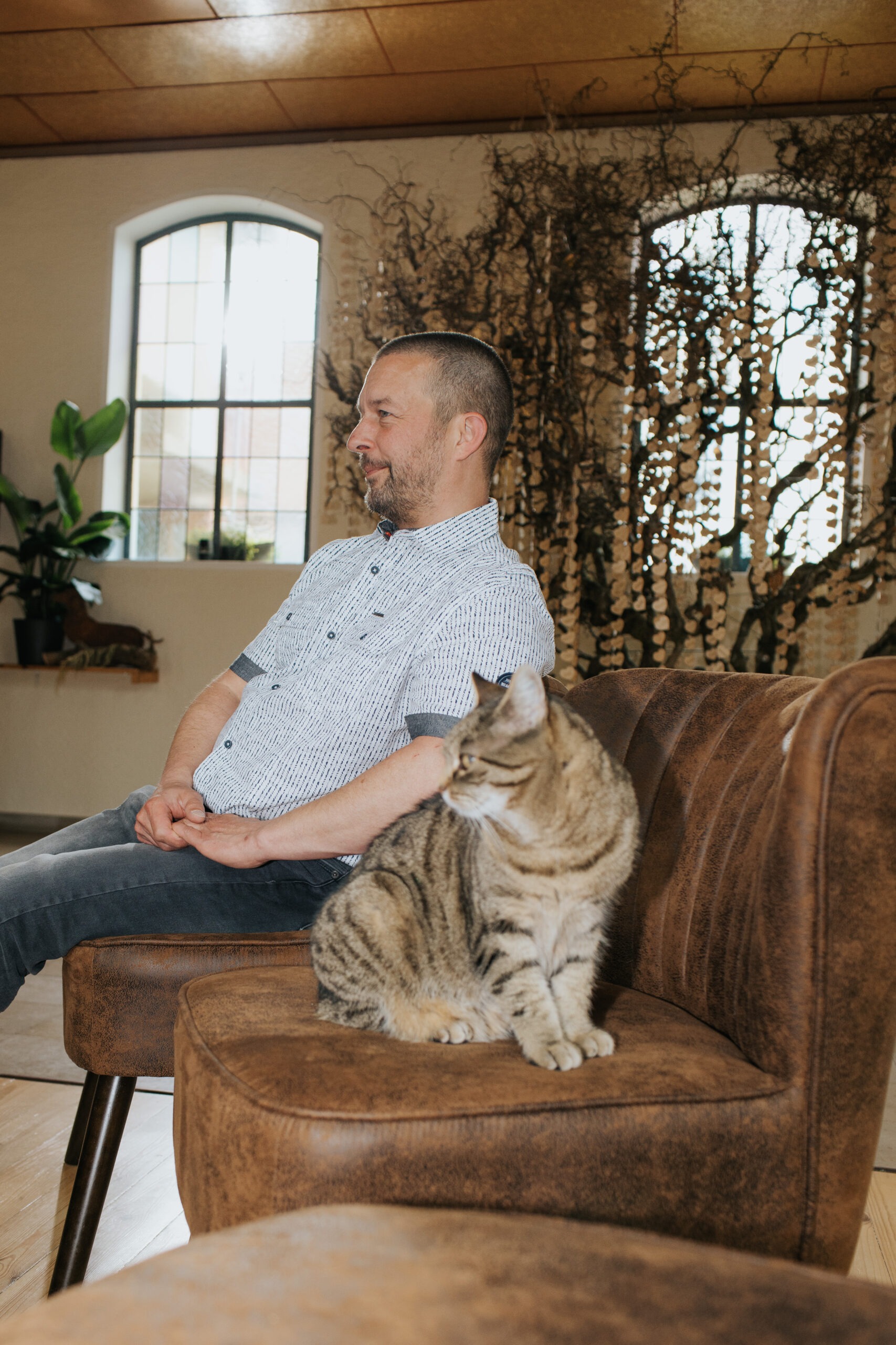 Der Tierbestatter Florian Düsterwald mit einer Katze in der Tierbestattungskirche Pauluskirche Albstadt Pfeffingen in der Nähe von {{city}} im Kreis {{district}} - Die schönste Art der Tierbestattung in {{state}}